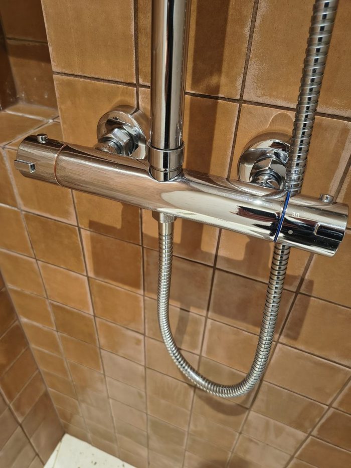 Termostatyczna bateria prysznicowa i drążek wypolerowane do połysku