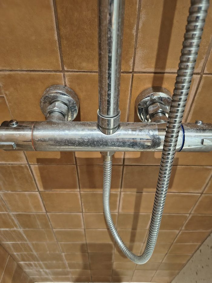 Termostatyczna bateria prysznicowa i drążek z białym nalotem z kamienia